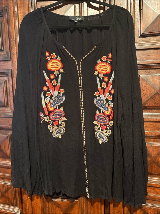 Suzanne Betro Tops - 4X 26/28 Suzanne Betro Black Gauze Top with Floral Embroidery long bell sleeves